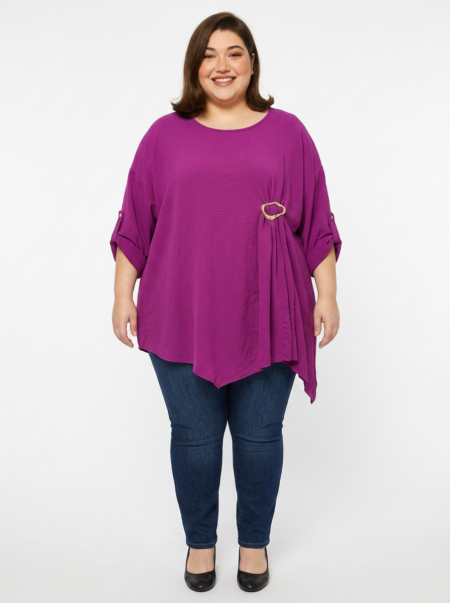 Blouse grande taille magenta col rond avec boucle dorée, portée par une femme ronde