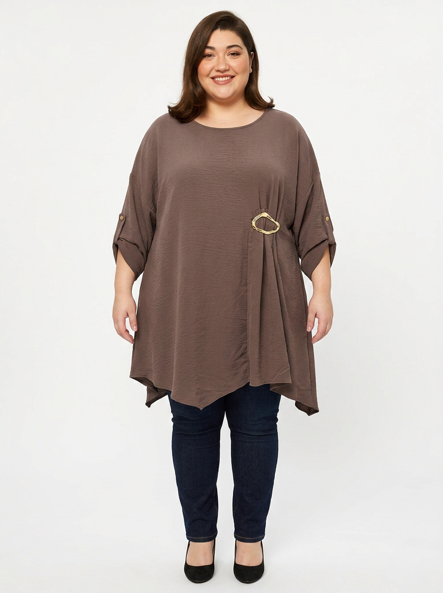 Blouse grande taille marron taupe col rond avec boucle dorée, portée par une femme ronde