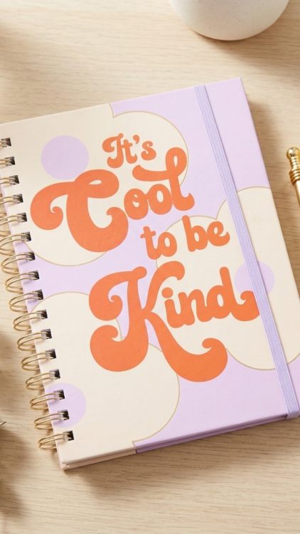 Carnet à spirale rétro It's cool to be kind avec stylo doré assorti