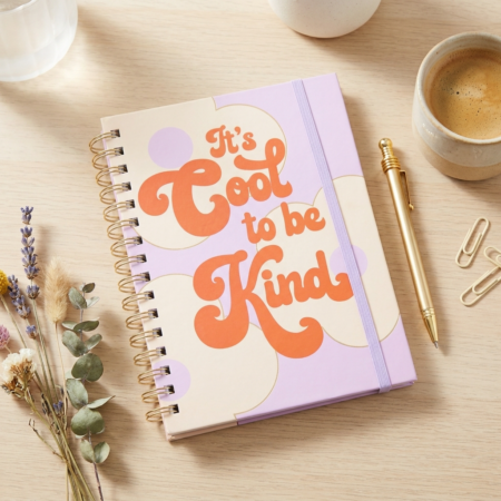 Carnet à spirale rétro It's cool to be kind avec stylo doré assorti