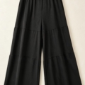 Pantalon large grande taille noir à volants étagés vu à plat