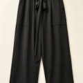 Pantalon taille haute grande taille noir fluide avec ceinture à nouer et grandes poches plaquées, vu à plat