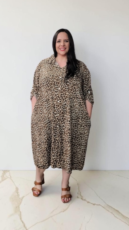 Robe chemise léopard grande taille en viscose, coupe oversize avec poches, portée par une femme ronde, vue de face