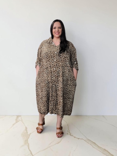 Robe chemise léopard grande taille en viscose, coupe oversize avec poches, portée par une femme ronde, vue de face
