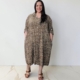 Robe chemise léopard grande taille en viscose, coupe oversize avec poches, portée par une femme ronde, vue de face