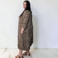 Robe chemise léopard grande taille fluide avec poches côté, vue de profil sur mannequin grande taille
