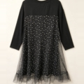 Robe noire en tulle à pois argentés pailletés à plat, vue de dos avec le volant de tulle en bas