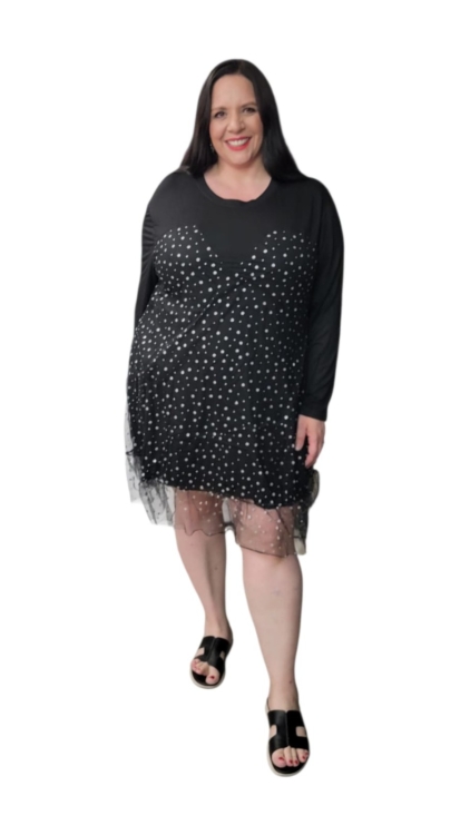 Robe noire grande taille en tulle à pois argentés pailletés, manches longues, portée par une femme ronde, vue de face