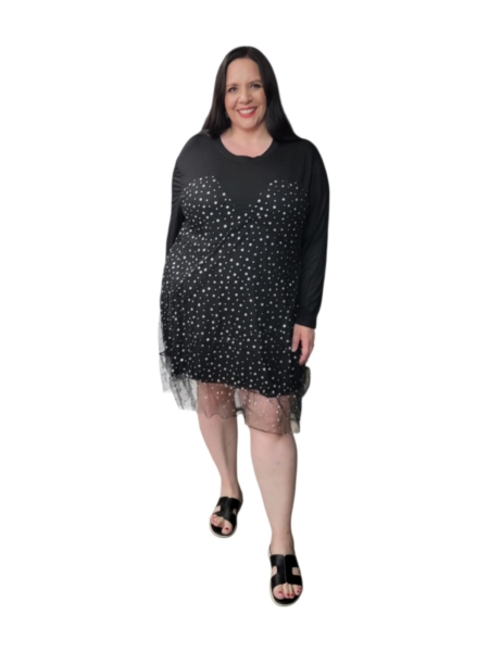 Robe noire grande taille en tulle à pois argentés pailletés, manches longues, portée par une femme ronde, vue de face