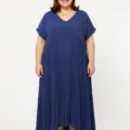 Robe longue plissée grande taille bleu indigo à col V, portée par une femme ronde