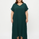 Robe longue plissée grande taille vert sapin à col V, portée par une femme ronde