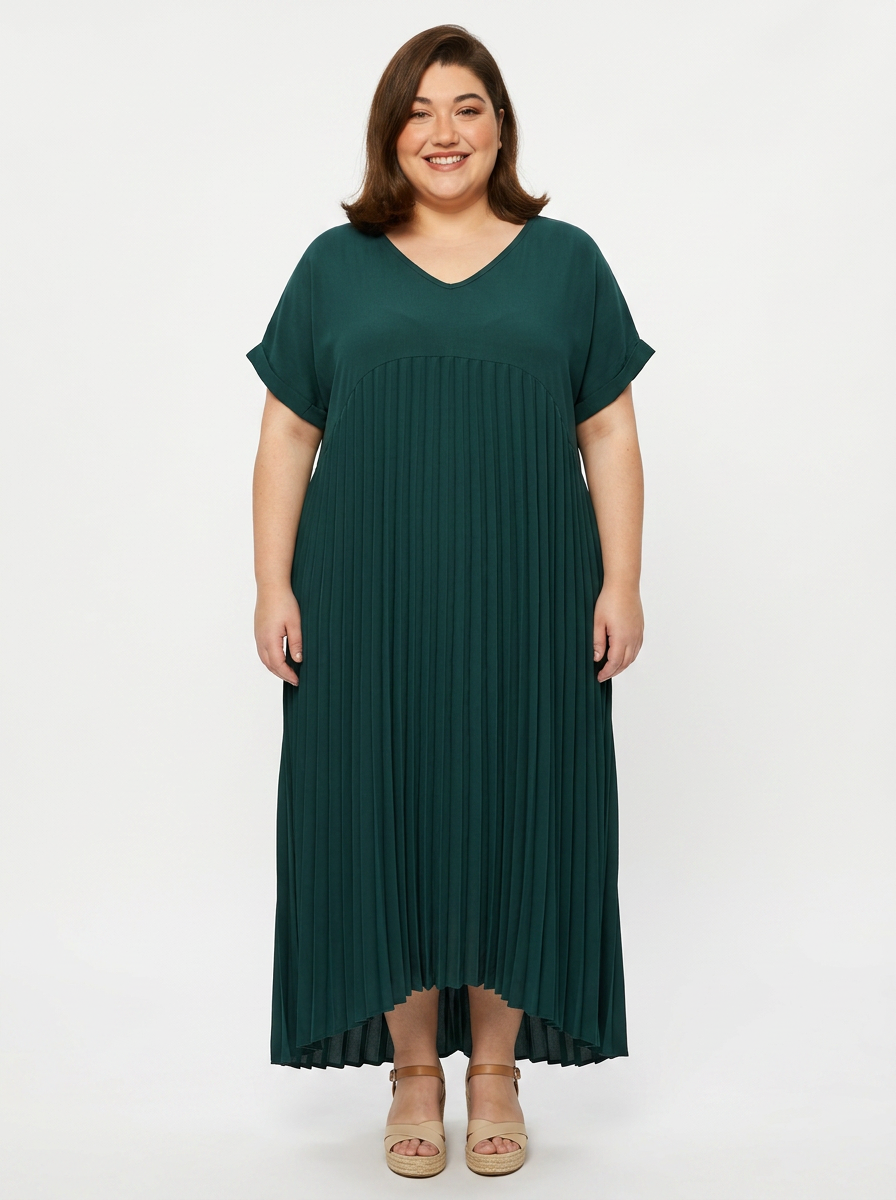 Robe longue plissée grande taille vert sapin à col V, portée par une femme ronde