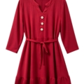 Détail de la robe midi grande taille bordeaux : col tunisien, boutons ronds dorés martelés et ceinture à nouer