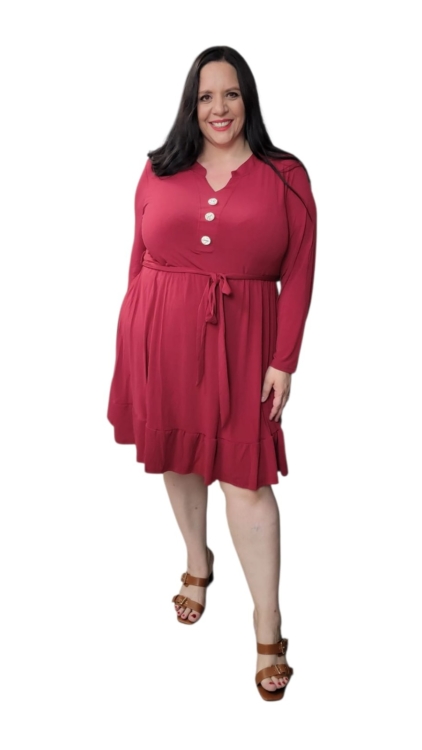 Robe midi grande taille bordeaux à boutons ronds dorés martelés et volant, portée par une femme ronde, vue de face