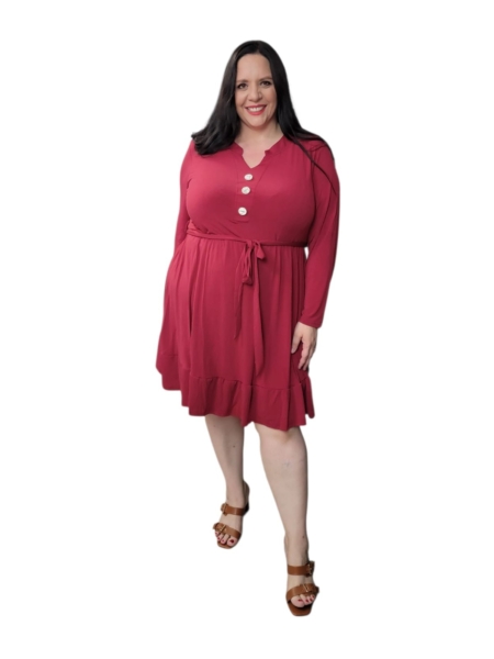 Robe midi grande taille bordeaux à boutons ronds dorés martelés et volant, portée par une femme ronde, vue de face