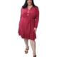 Robe midi grande taille bordeaux à boutons ronds dorés martelés et volant, portée par une femme ronde, vue de face