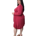 Robe midi grande taille bordeaux fluide avec volant, vue de profil sur mannequin grande taille