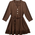 Détail de la robe midi grande taille chocolat : col tunisien, boutons ronds dorés martelés et ceinture à nouer
