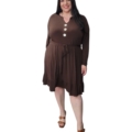 Robe midi grande taille chocolat à boutons ronds dorés martelés et volant, portée par une femme ronde, vue de face