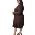Robe midi grande taille chocolat fluide avec volant, vue de profil sur mannequin grande taille
