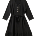 Détail de la robe midi grande taille noire : col tunisien, trois boutons ronds dorés martelés et ceinture à nouer