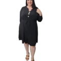 Robe midi grande taille noire à boutons ronds dorés martelés et volant, portée par une femme ronde, vue de face
