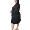 Robe midi grande taille noire fluide avec volant, vue de profil sur mannequin grande taille