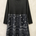 Robe midi grande taille noire à imprimé cachemire vue de face sur cintre