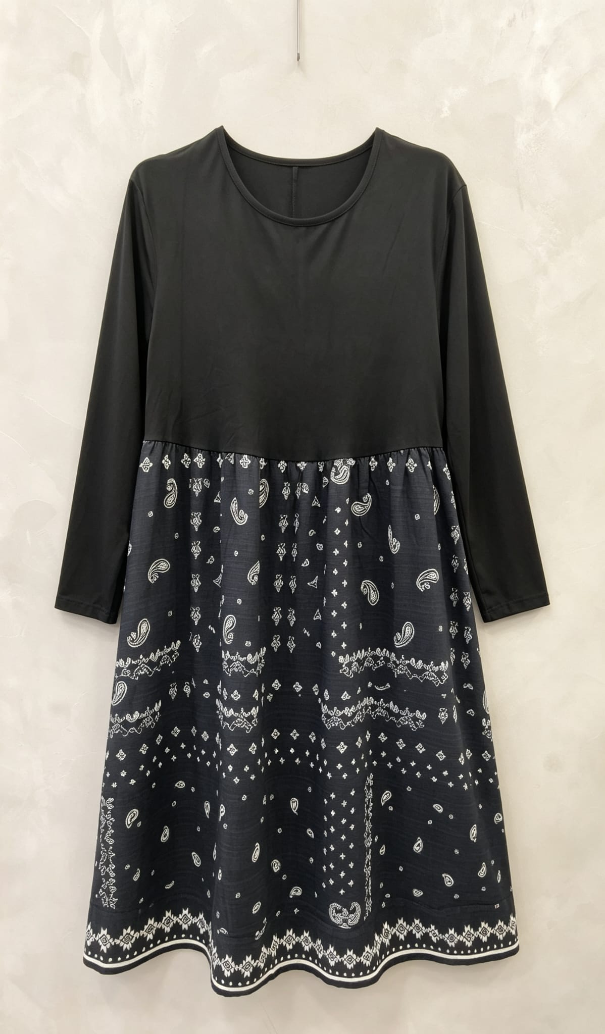 Robe midi grande taille noire à imprimé cachemire vue de face sur cintre