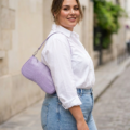 Sac à main JW PEI Eva violet porté à l’épaule par une femme grande taille en rue parisienne