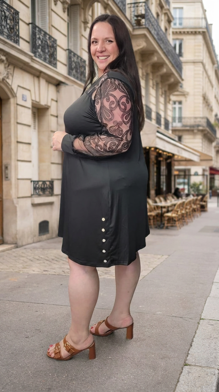 Tunique grande taille manches longues en dentelle noire ajourée portée en rue parisienne