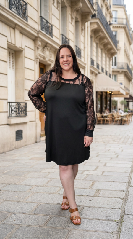 Tunique grande taille manches longues en dentelle noire ajourée portée en rue parisienne