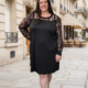 Tunique grande taille manches longues en dentelle noire ajourée portée en rue parisienne