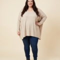 Pull col V oversize en maille douce, grande taille, porté avec un jean