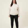 Veste en simili cuir blanc cassé à col montant fermé, grande taille, portée par une femme taille 54