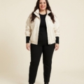 Veste en simili cuir blanc cassé à col montant, grande taille, portée ouverte par une femme taille 54