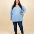 Pull col V oversize en maille douce, grande taille, porté avec un jean