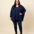 Pull col V oversize en maille douce, grande taille, porté avec un jean