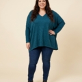 Pull col V oversize en maille douce, grande taille, porté avec un jean