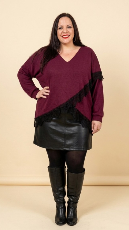 Pull effet croisé dentelle grande taille coloris bordeaux, porté avec une jupe simili cuir et des bottes