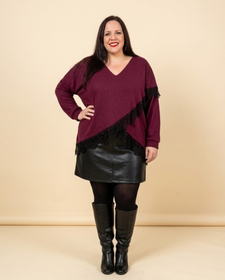 Pull effet croisé dentelle grande taille coloris bordeaux, porté avec une jupe simili cuir et des bottes