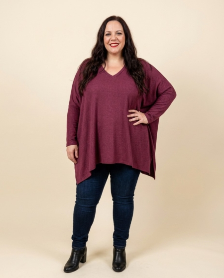 Pull col V oversize en maille douce, grande taille, porté avec un jean
