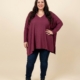 Pull col V oversize en maille douce, grande taille, porté avec un jean