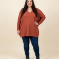 Pull col V oversize en maille douce, grande taille, porté avec un jean