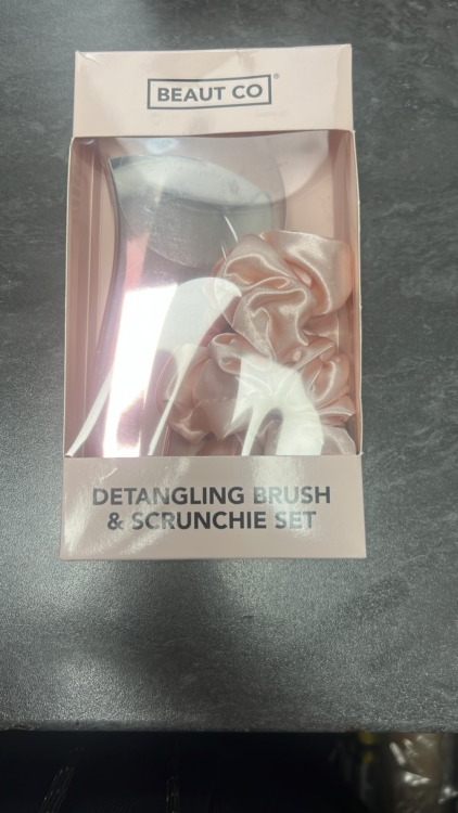 Brosse démêlante et lot de 2 chouchous satinés — brosse démêlante et chouchous