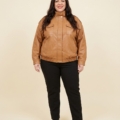 Veste en simili cuir camel à col montant fermé, grande taille, portée par une femme taille 54