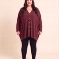 Gilet boutoné grande taille en maille douce porté par une femme ronde