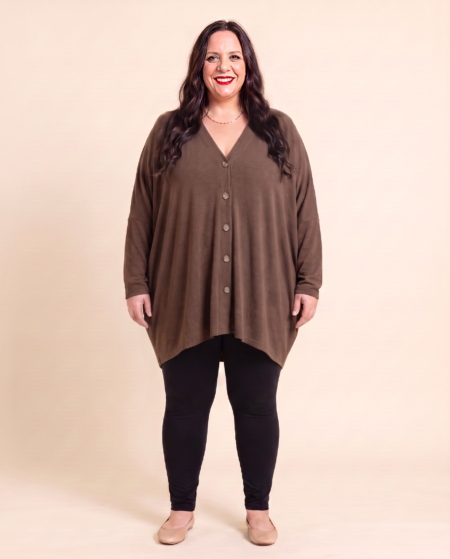 Gilet boutoné grande taille en maille douce porté par une femme ronde