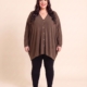 Gilet boutoné grande taille en maille douce porté par une femme ronde