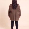 Gilet boutoné grande taille en maille douce porté par une femme ronde